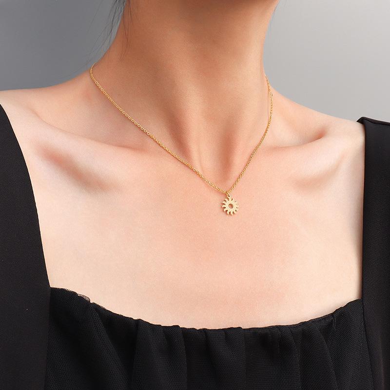 Retro Sun Pendant Necklace for Women - European American Style, Clavicle Chain Choker, Titanium Steel, 18K Gold