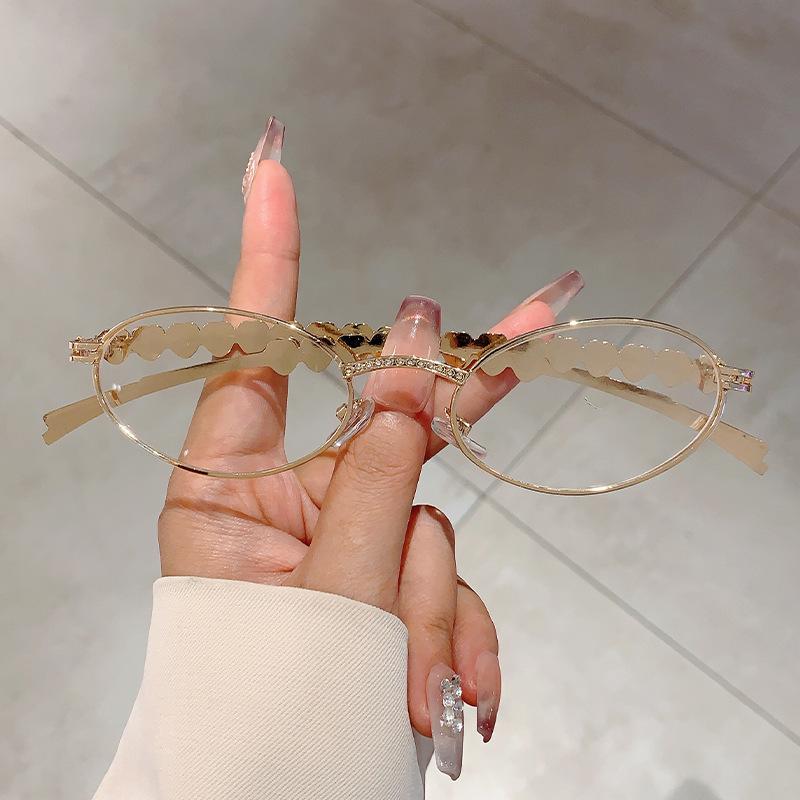 

Vintage Metal Small Frame Oval Sunglasses Women For Men Luxury Brand Design Popular Steampunk Hip Hop Heart Diamond Sun Glasses