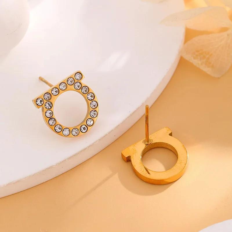 1 Paar Schlichte und luxuriöse Zirkon-eingelegte D-förmige Edelstahl-galvanisierte 18K Echtgold-Ohrstecker Damen Zirkon-Geschenk