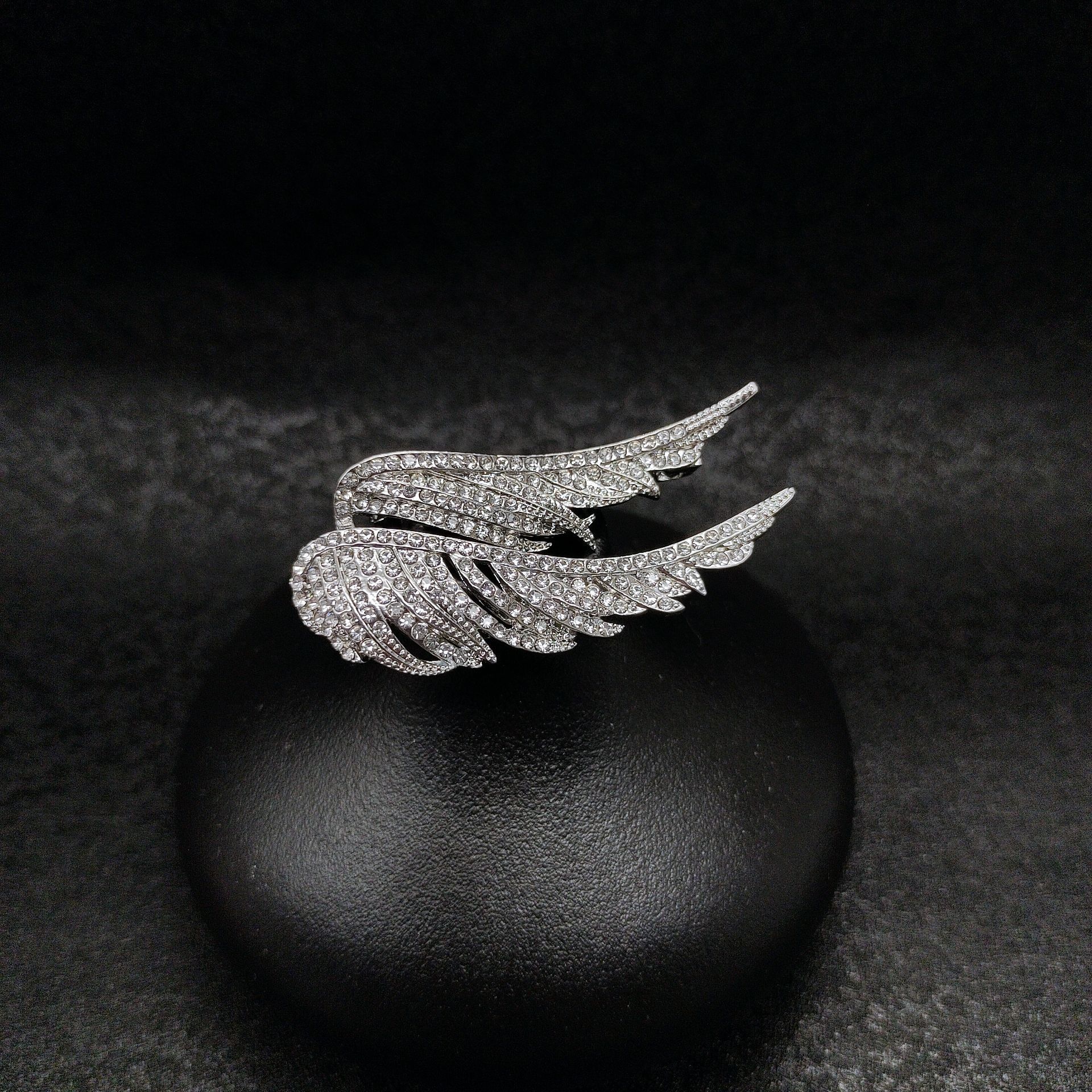 

Мода Полный Бриллиант Крылья Брошь Ретро Перо Брошь Личность Ниша Дизайн Смысл Булавка Женская серебряный