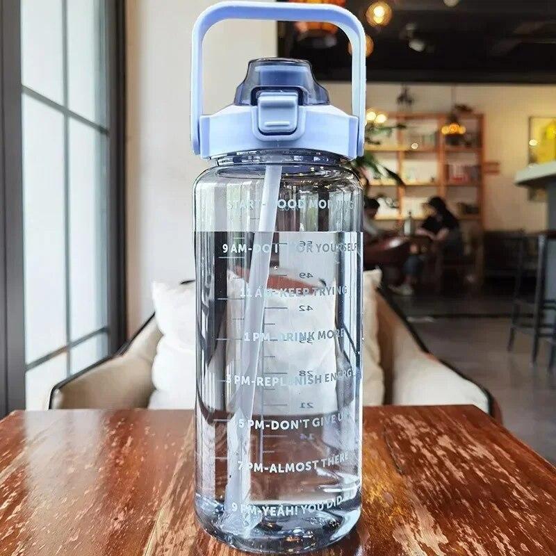 2L Strohhalm-Wasserflasche Große Kapazität Kunststoff-Wasserbecher Tragbare Trinkflasche mit Zeitmarkierung für Outdoor-Sport-Fitness