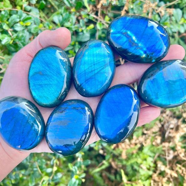 Голубой лунный камень Лабрадорит Натуральный необработанный кристалл Ладонный камень Образец 2-3 cm