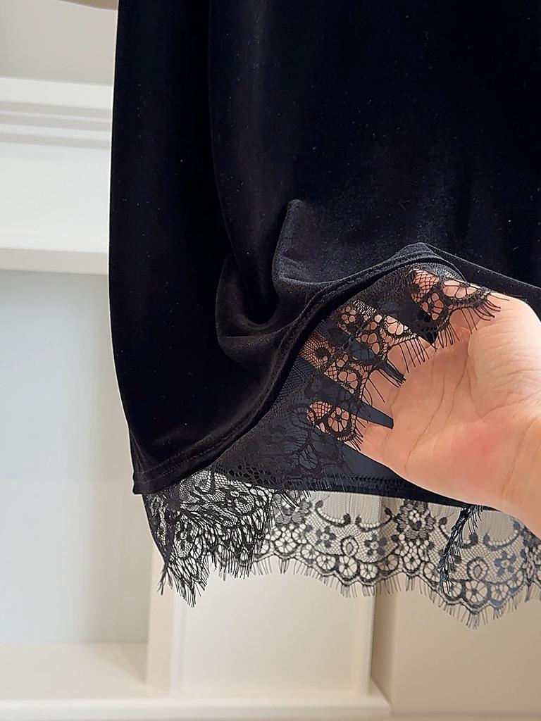 Französisches schwarzes Samt-Midikleid mit Spitzensaum und Schlitz – Herbst/Winter