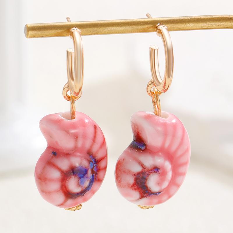 

Cute Candy Color Ceramics Sea Conch Charms Dangle Hoop Earrings for Women Marine Organism Beach Vacation Ear Zircon Accessories розовый