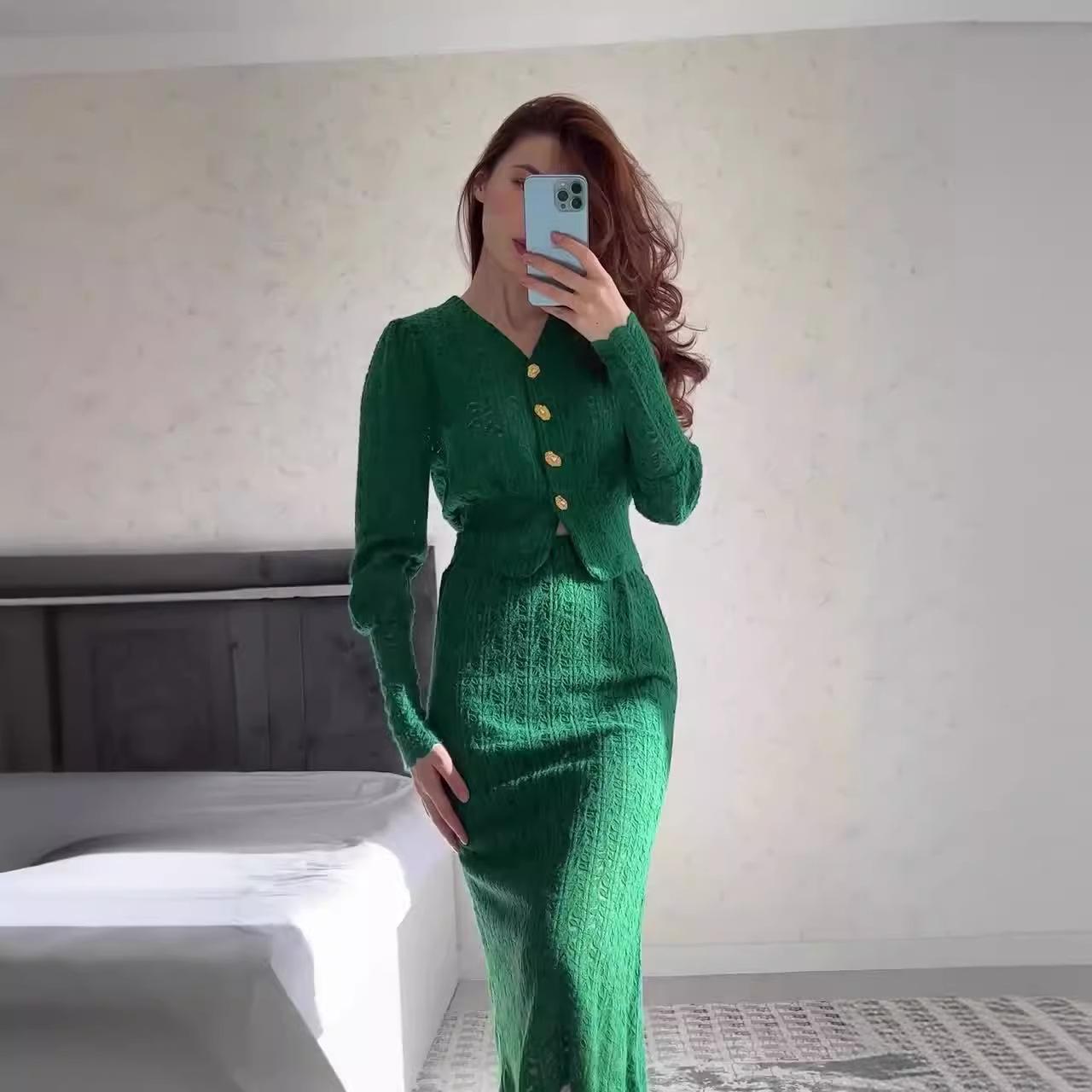 

Женский трикотажный комплект из двух предметов: однотонный облегающий топ и юбка-бодикон, осень 2024, европейский и американский стиль M зелёный