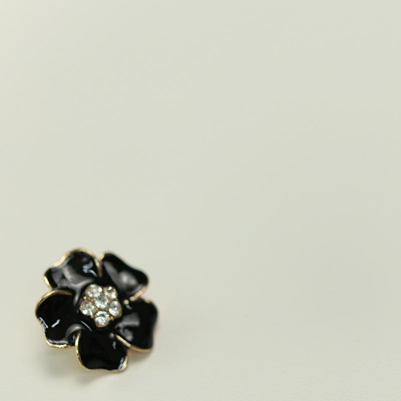 

Лепестки с каплями масла и пуговицами из стразов Шифоновый свитер Меховая одежда Декоративные пуговицы Шерстяное пальто Пуговицы Flower shape & 32L = 20.0 MM