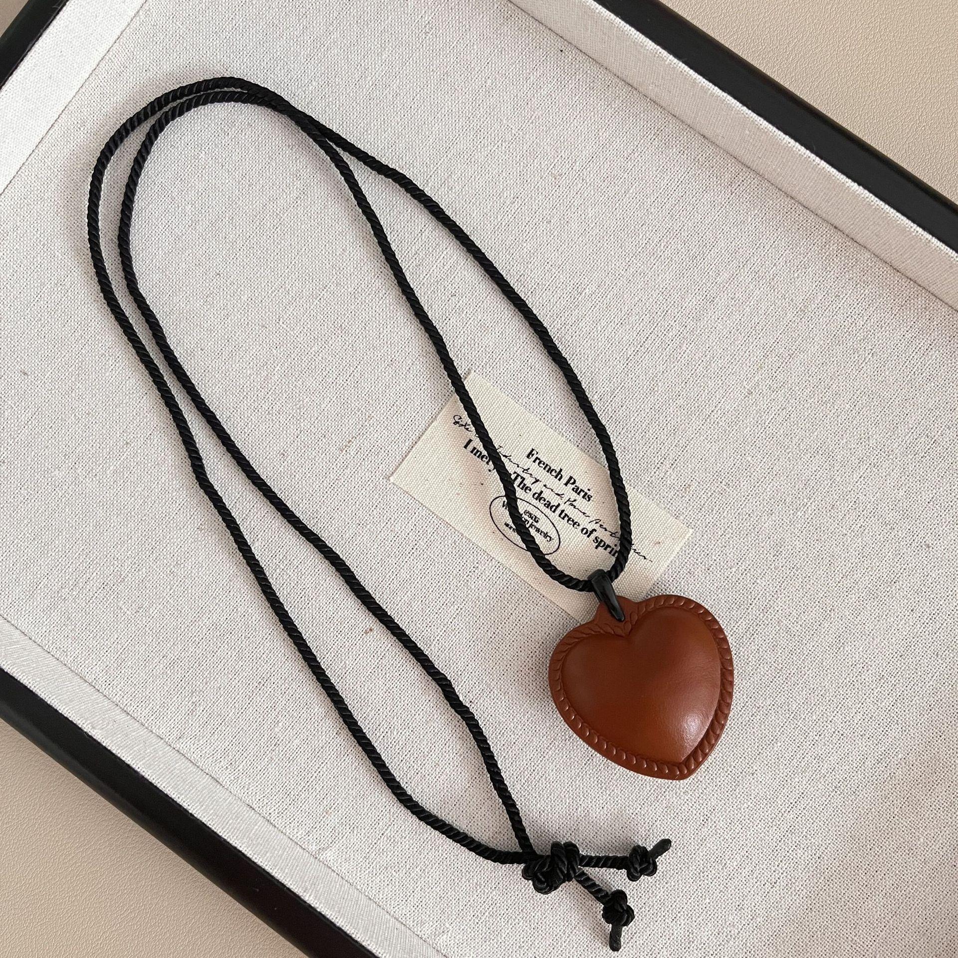 

Ожерелье из черной воловьей кожи с подвеской «Любовь» из черной веревки не выцветает, ретро и модно