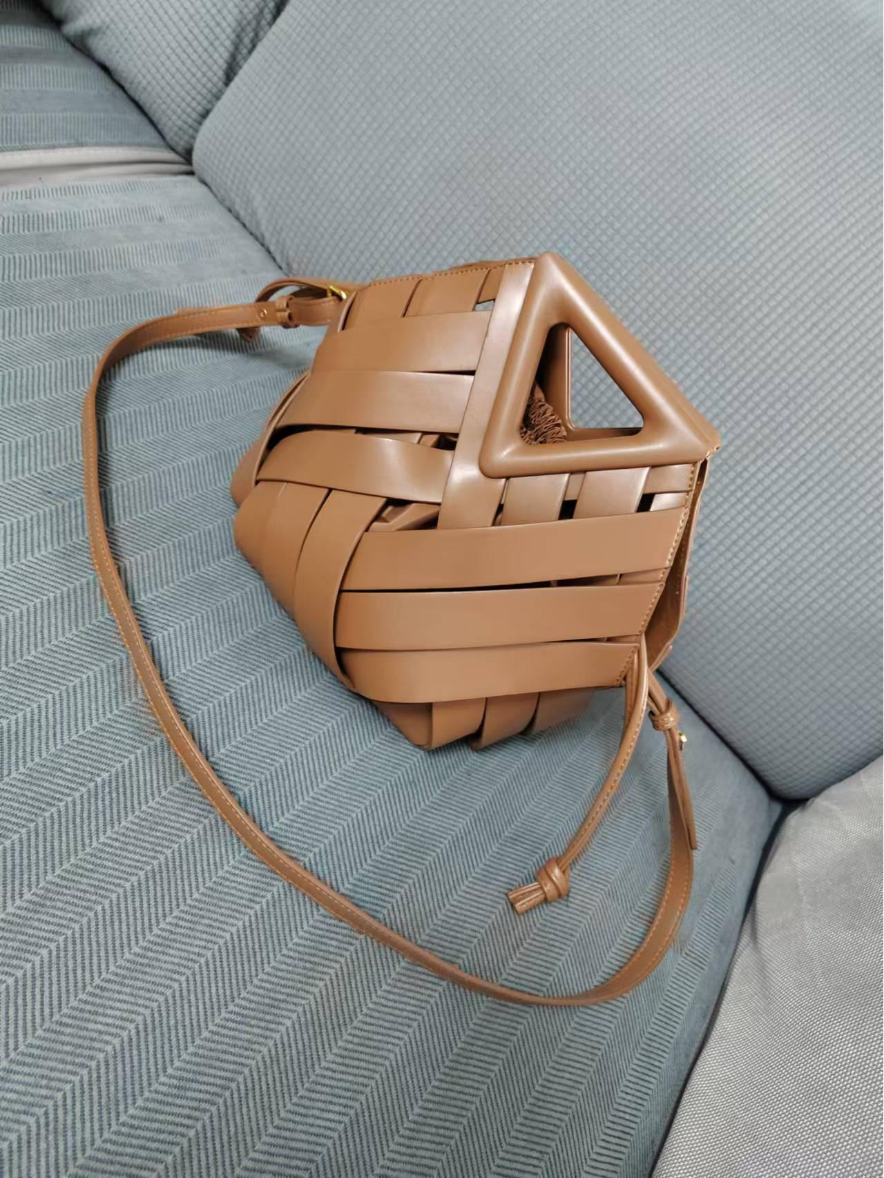 

Сумка-корзина для овощей с перевернутым треугольником для женщин - нишевый дизайн, модель High-End Fashion 2025 25*21*25 cm