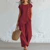 Completo da donna alla moda composto da camicia a maniche corte con bottoni e scollo rotondo, e pantaloni a gamba larga