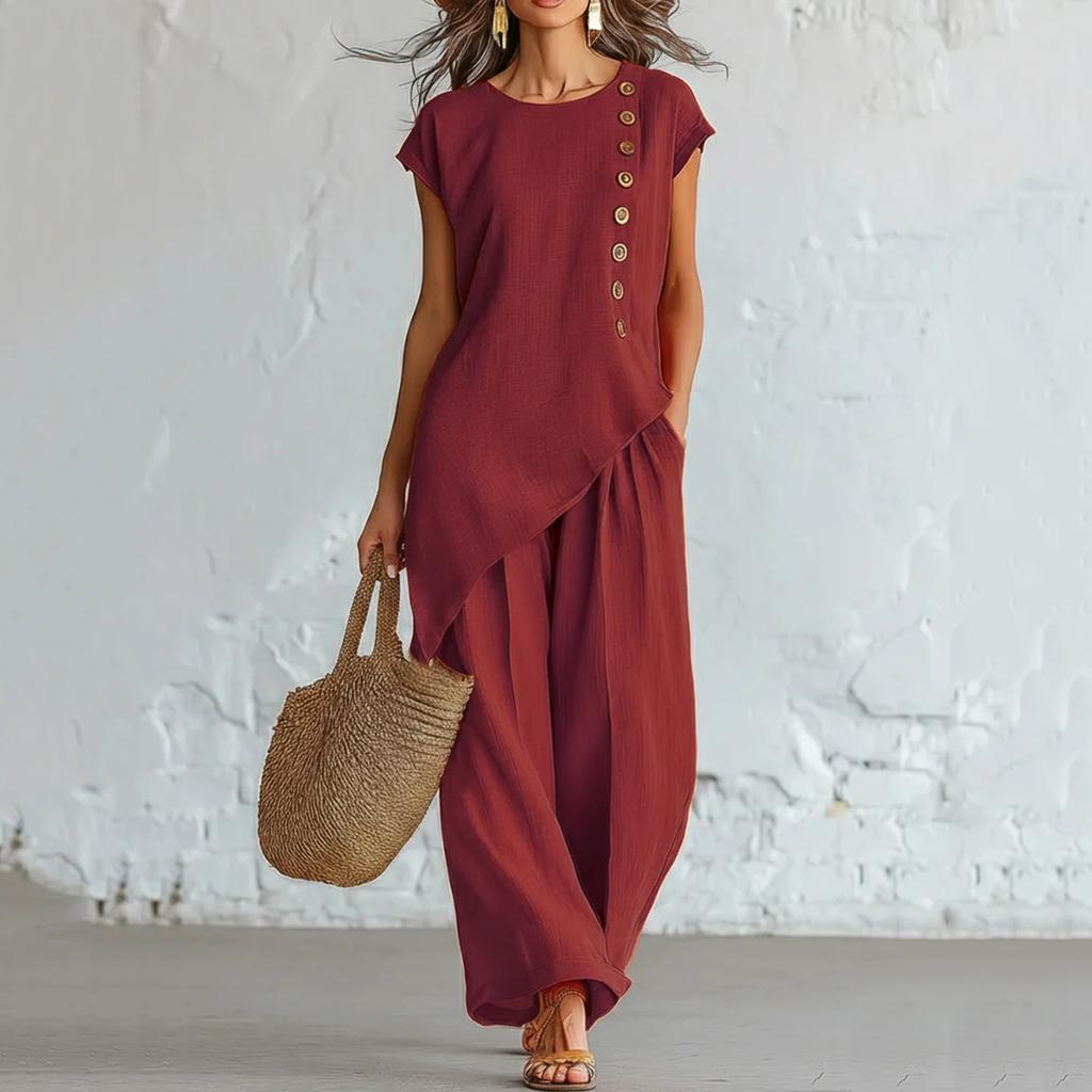 Completo da donna alla moda composto da camicia a maniche corte con bottoni e scollo rotondo, e pantaloni a gamba larga