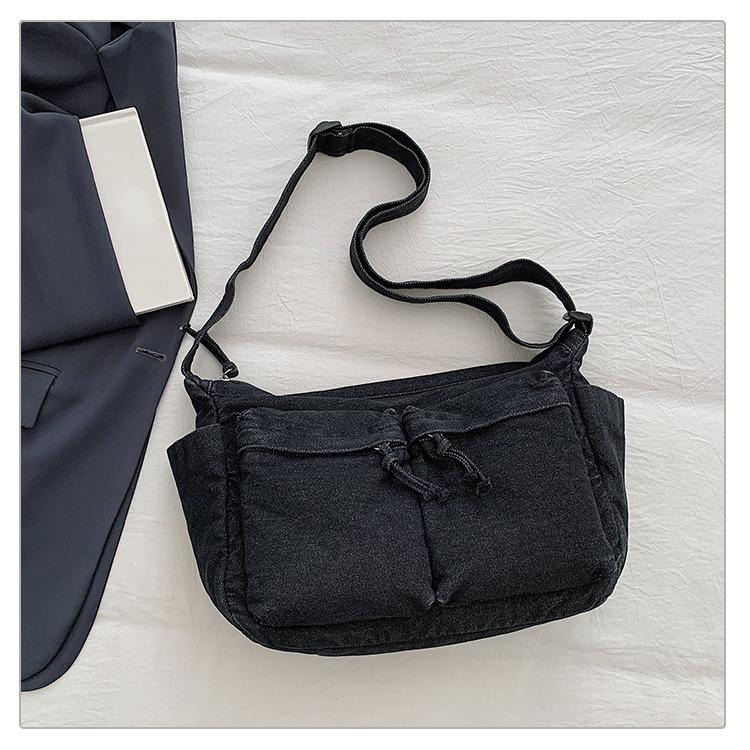 

Korean version of literary and artistic style denim casual simple messenger bag women s 2025 new large-capacity commuter versatile tote bag чёрный