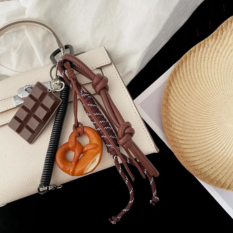 Llavero de cuerda tejida con pan pequeño de agua alcalina, colgante para bolso, decoración, piezas y accesorios para bolsos