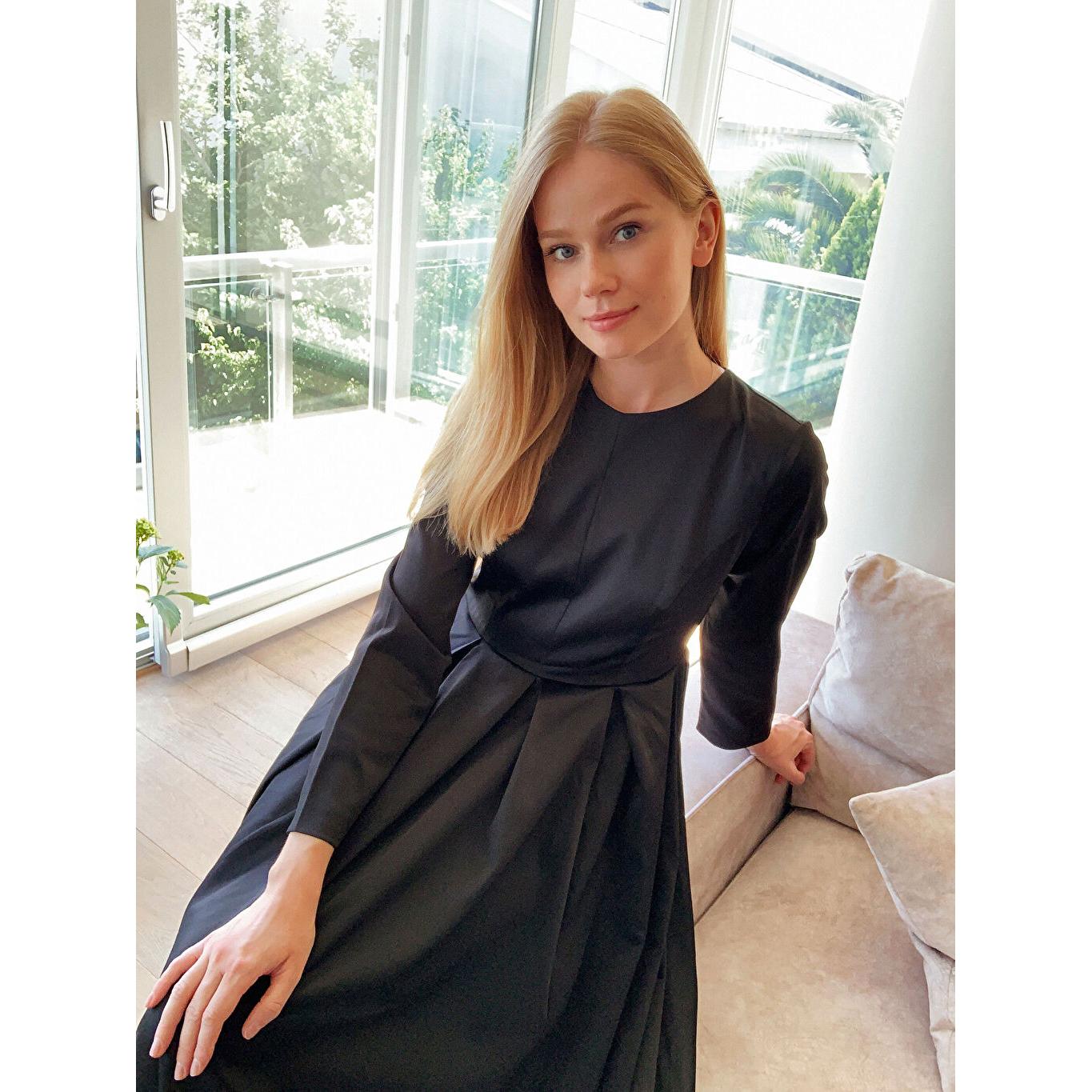 

MODEST Прямое женское платье с круглым вырезом и длинными рукавами, черное