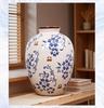 Vintage Blauw en Wit Porseleinen Kleine Vaas voor Bloemschikkingen – Retro Keramisch Ornament voor Woonkamer Decoratie.