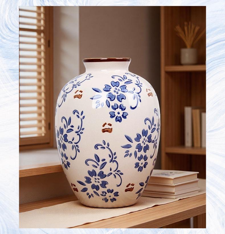 Vintage Blauw en Wit Porseleinen Kleine Vaas voor Bloemschikkingen – Retro Keramisch Ornament voor Woonkamer Decoratie.