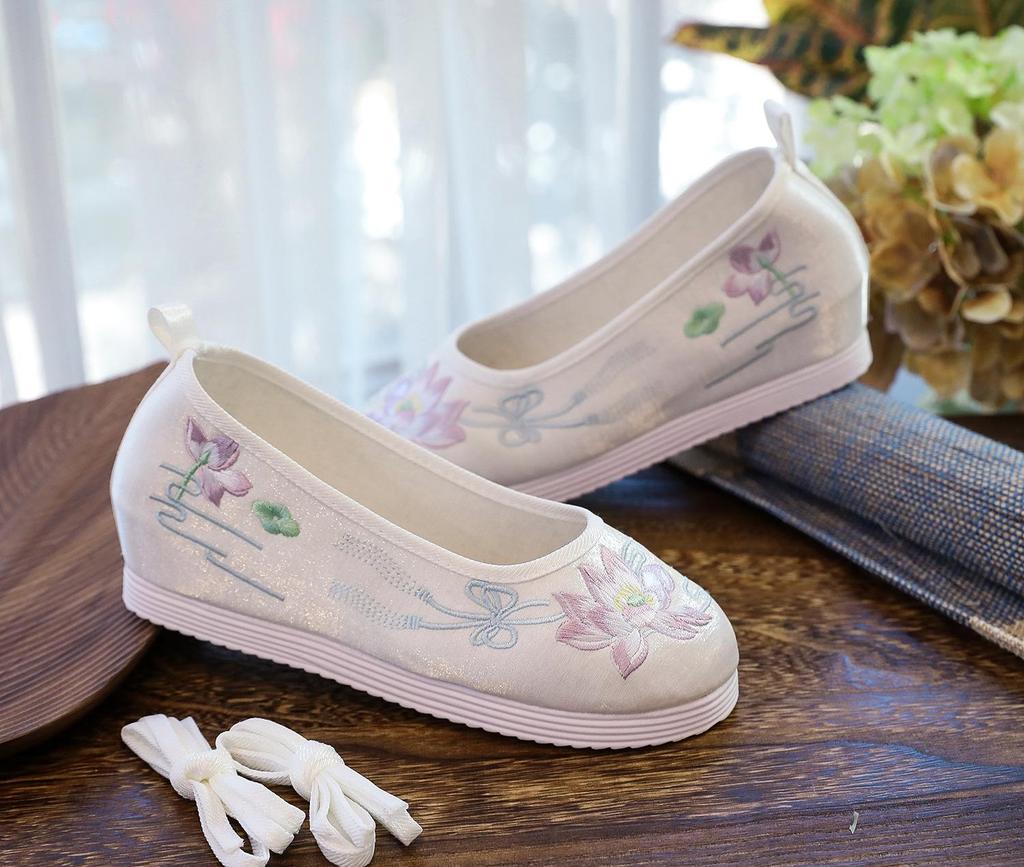Women's Hanfu Embroidered Round Toe Cloth Shoes for Spring/Autumn - Ancient Style Dance & Stage Play Footwear