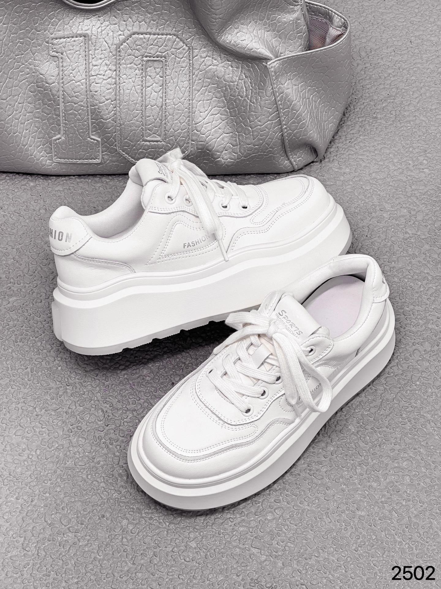 

Leather retro little white shoes women s thick-soled versatile breathable casual sports board shoes 2025 spring new soft-soled women s shoes 35