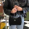 Prada Neuauflage Hobo gefaltete Mini-Handtasche aus Nylon und Saffiano-Leder Damenhandtaschen Schwarz 1NE204-QR1-F0002
