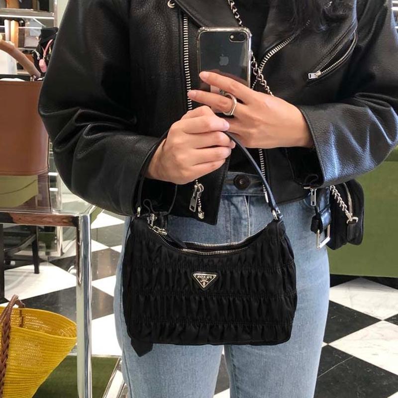 Prada Neuauflage Hobo gefaltete Mini-Handtasche aus Nylon und Saffiano-Leder Damenhandtaschen Schwarz 1NE204-QR1-F0002
