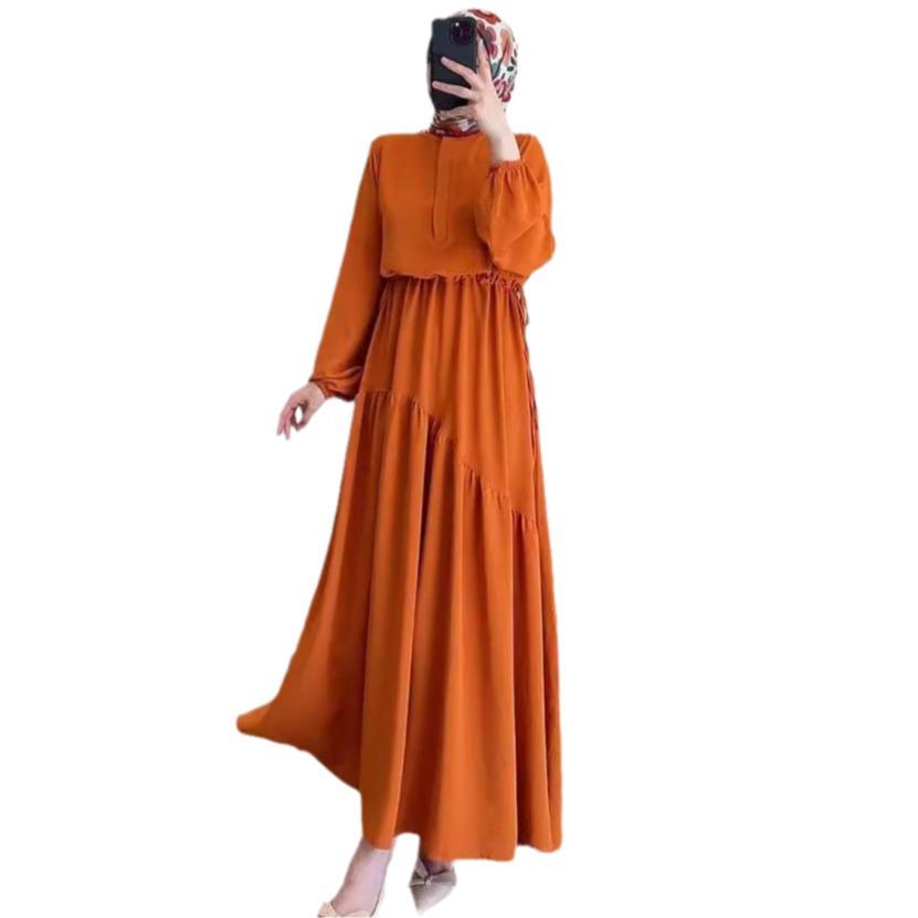 Zestaw na jesień 2024: top z okrągłym dekoltem w jednolitym kolorze i plisowana spódnica z wysokim stanem