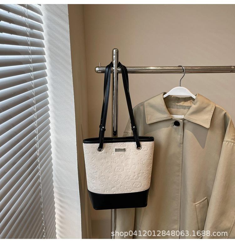 

Large capacity shoulder bag feeling armpit bag 2025 new Korean version fashion trend versatile work commuter bucket bag women