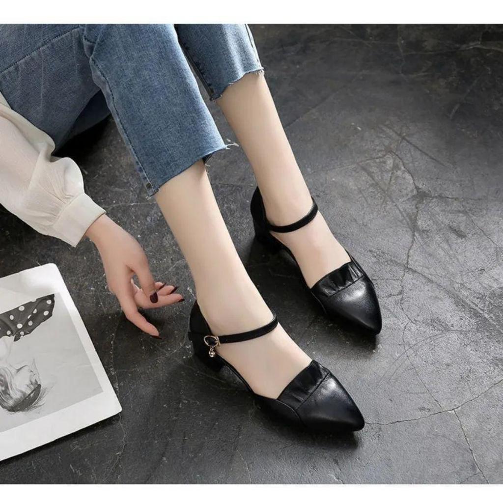 2024 Wholesale Fashionable Casual Women's Shoes and Sandals Comfortable Thick Heeled Hollow Design Button Closure Work Shoes