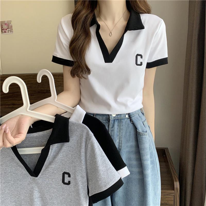 Polo z dekoltem w serek dla kobiet w dużych rozmiarach - Krótki rękaw, Zakrywające brzuch, Wyszczuplający krój, Kolekcja Lato 2025.