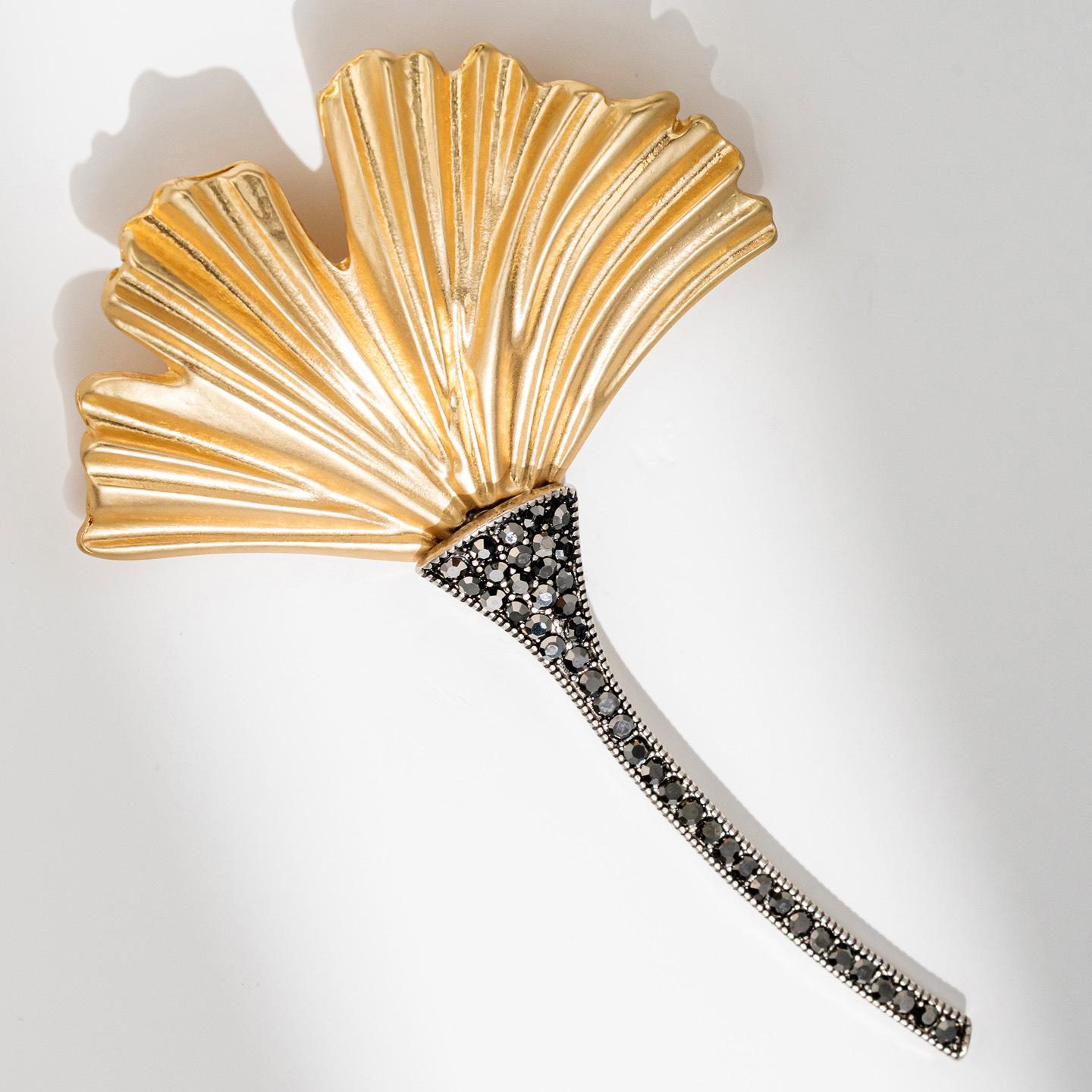 Bo Xin Yun Vintage Solid Gold Ginkgo Leaf Brooch Gem.