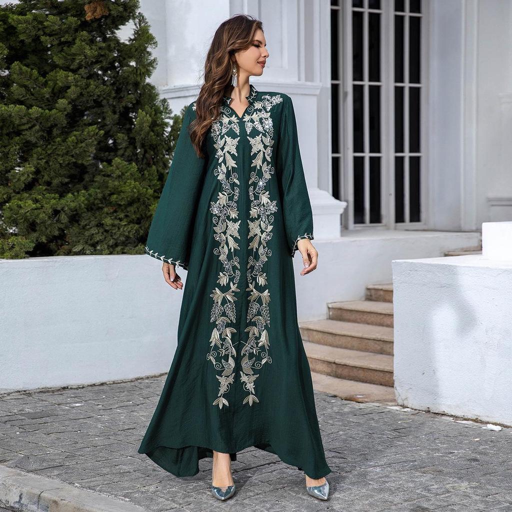 Women's Middle Eastern Abaya: Elegant Long Robe with Stylish Detailing, Perfect for Dubai and Turkey Fashion.