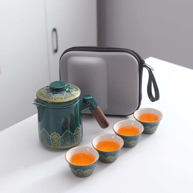 Cestovní čajová souprava jako firemní dárek, jedna konvička a čtyři šálky pro otce, bankovní klienty a jako luxusní suvenýr na firemní výroční schůzi