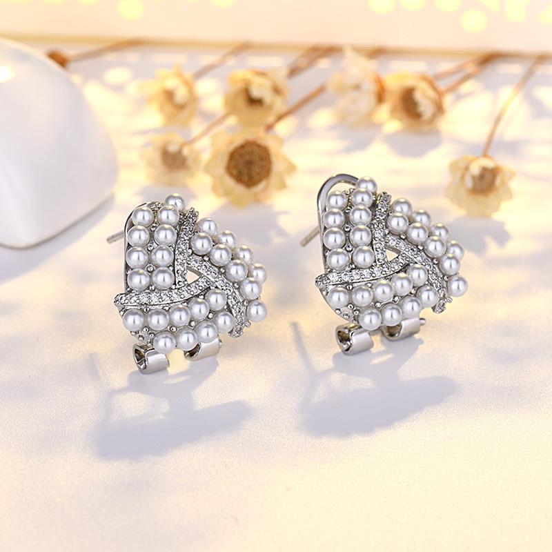

Niche Design Pearl Earrings Sweet Temperament Exaggerated Needle Earrings for Women
