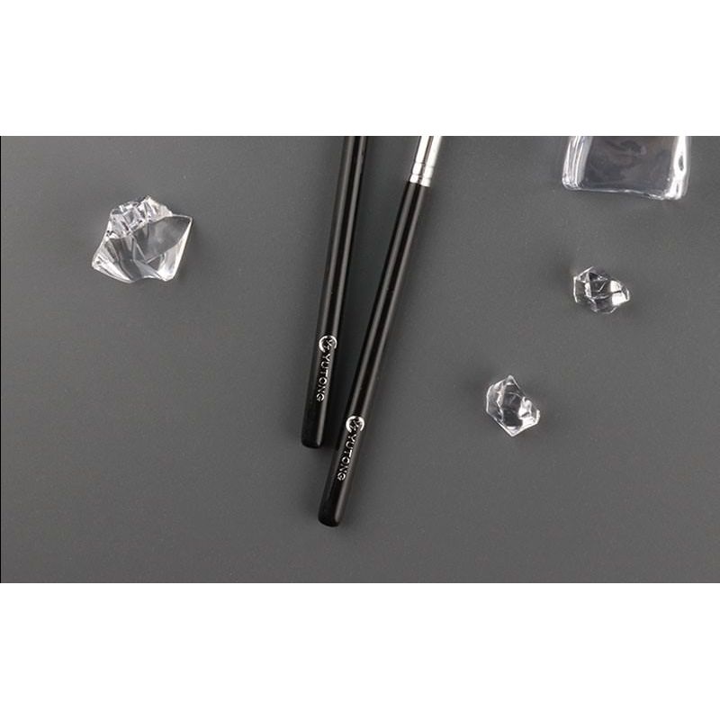 AME - Cropped Angled Eyebrow Brush