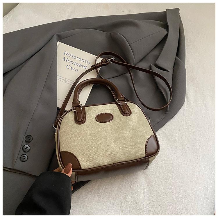 2025 autumn new single shoulder messenger bag small square bag simple portable high value retro women's niche fashion hand bag