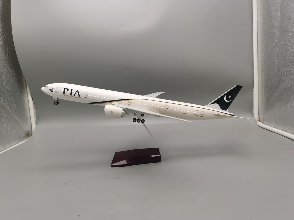 1/157 Scale Model Aircraft b777 Pakistan Airlines Airplane Model B777 Resin with Light & Wheel Planes Souvenir Decoration Home