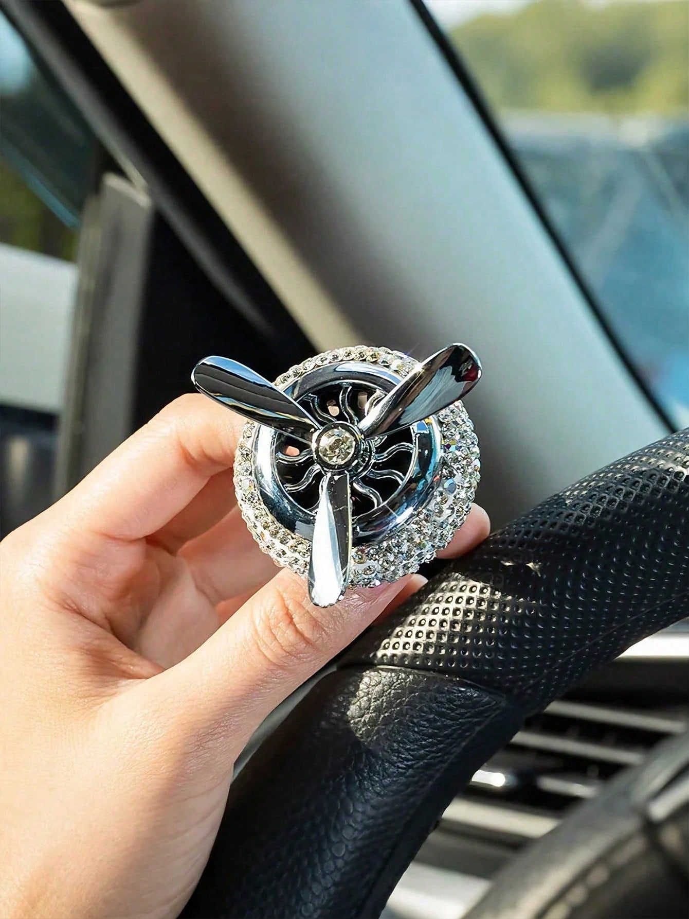 

1Pc Luxury Rhinestone Decor Rotating Fan Car Air Freshener Clip – An Ideal Choice for Female Drivers & Car Interior Decoration. серебряный