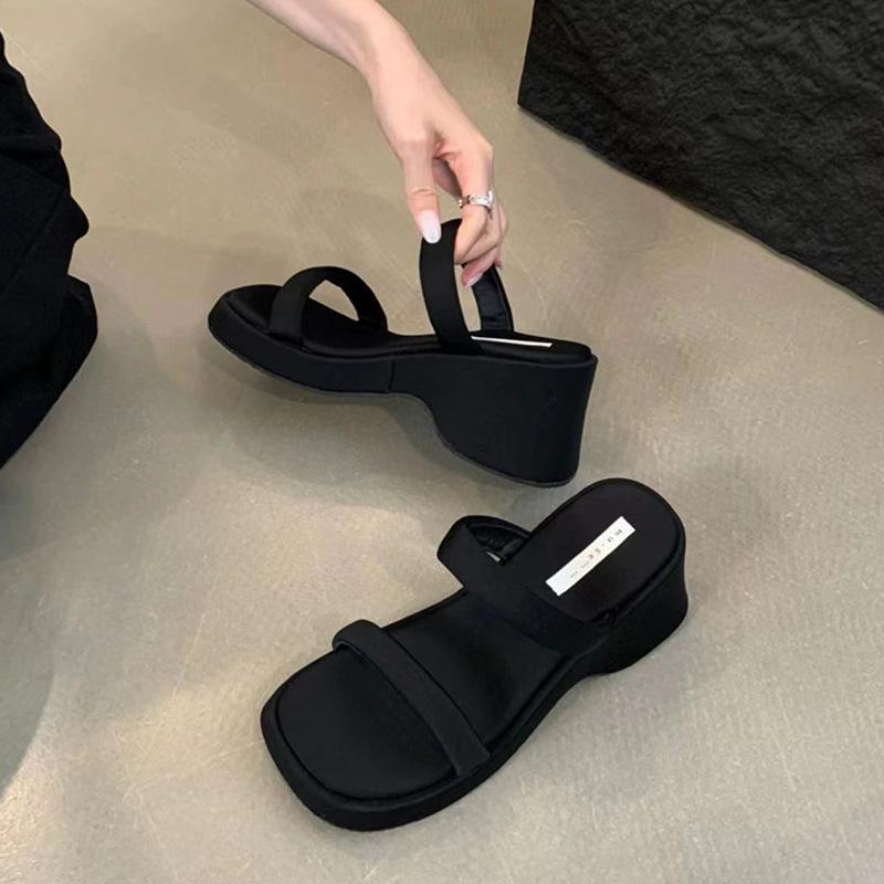 

Весной и осенью 2025 года будут носить новые шлепанцы на толстой подошве, а повседневная подошва-маффин будет простой и покажет ло 40 чёрный