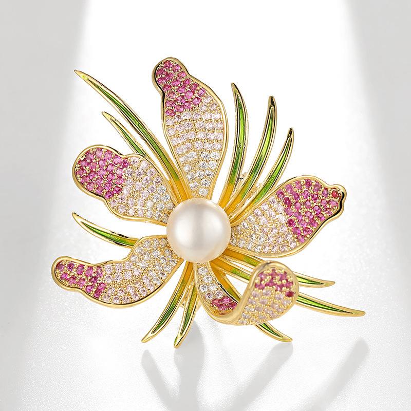 

Брошь в виде орхидеи, изысканная женская, легкая, роскошная, жемчужная брошь, нишевый дизайн, булавка, индивидуальный темперамент, костюм, аксессуары