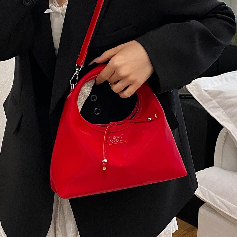 Korean version of casual versatile soft leather portable dumpling bag women's spring and summer popular small fresh simple wind light messenger bag