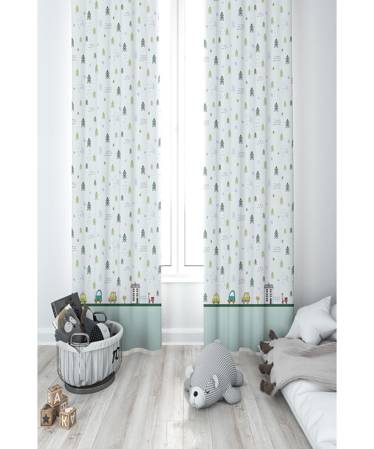 

Карнавальная детская комната с занавеской на фоне дерева и тележки