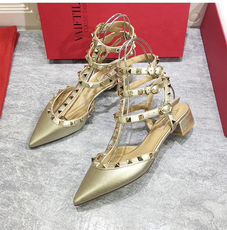 Luxusmarke Nieten Niedrige Absatzschuhe für Damen 2024 Neue Riemenschnalle Dicke Absatzschuhe mit Echtleder Spitzpumps Sandalen 41