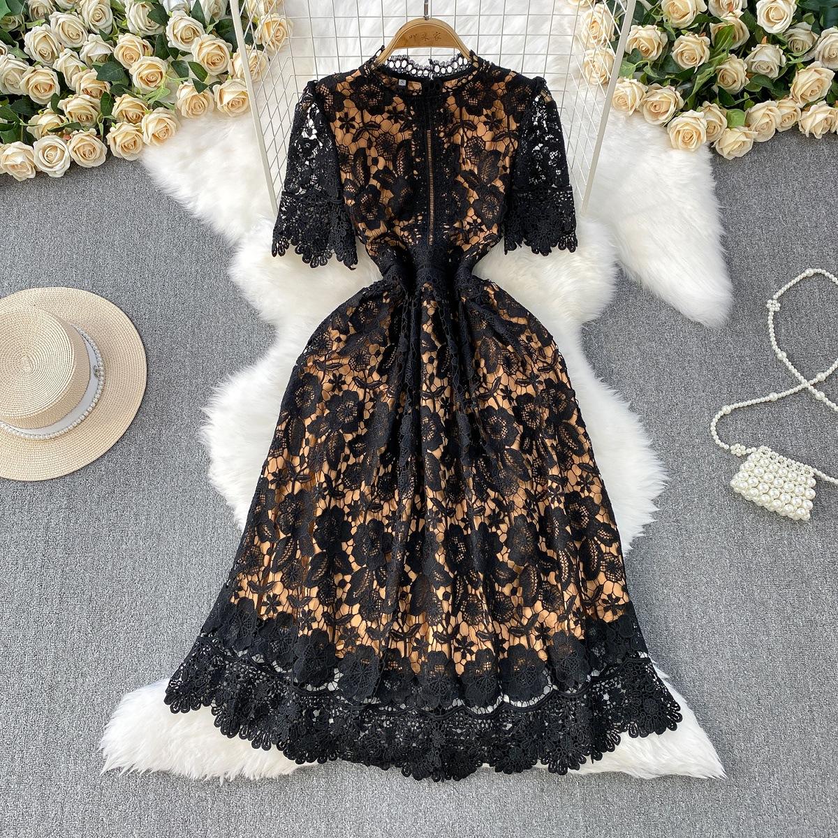 

Элегантное женское платье с круглым вырезом и короткими рукавами. Летнее платье, обтягивающее талию и стройнящее фигуру. 2XL чёрный