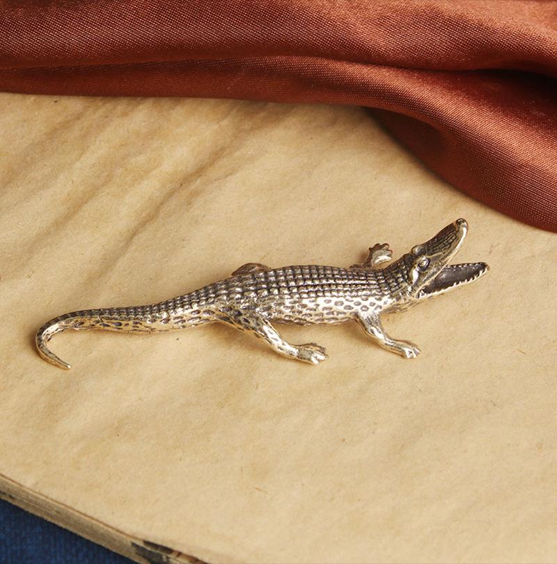 Krokodil aus Messing Schreibtischstatue Ornamente Räuchergefäß für Linienräucherstäbchen Kreative Antiquitäten Verschiedene Handarbeiten Tee-Haustier Heimdekorationen
