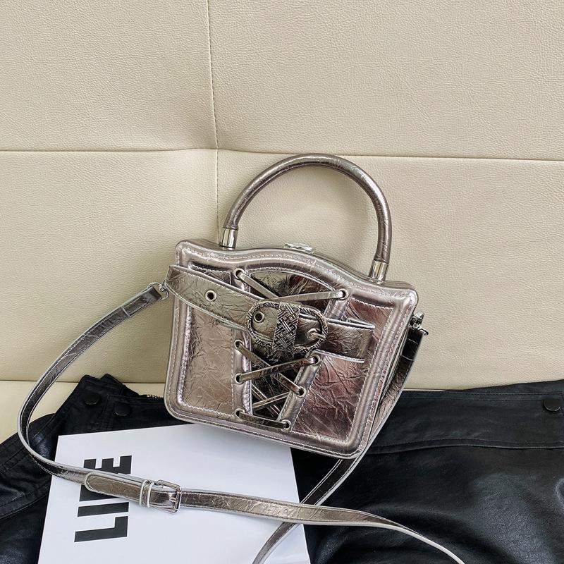 

Douyin face single сумочка 2024 зима новый нишевый дизайн локомотив сумка женская модная сумка повседневная маленькая квадратная сумка