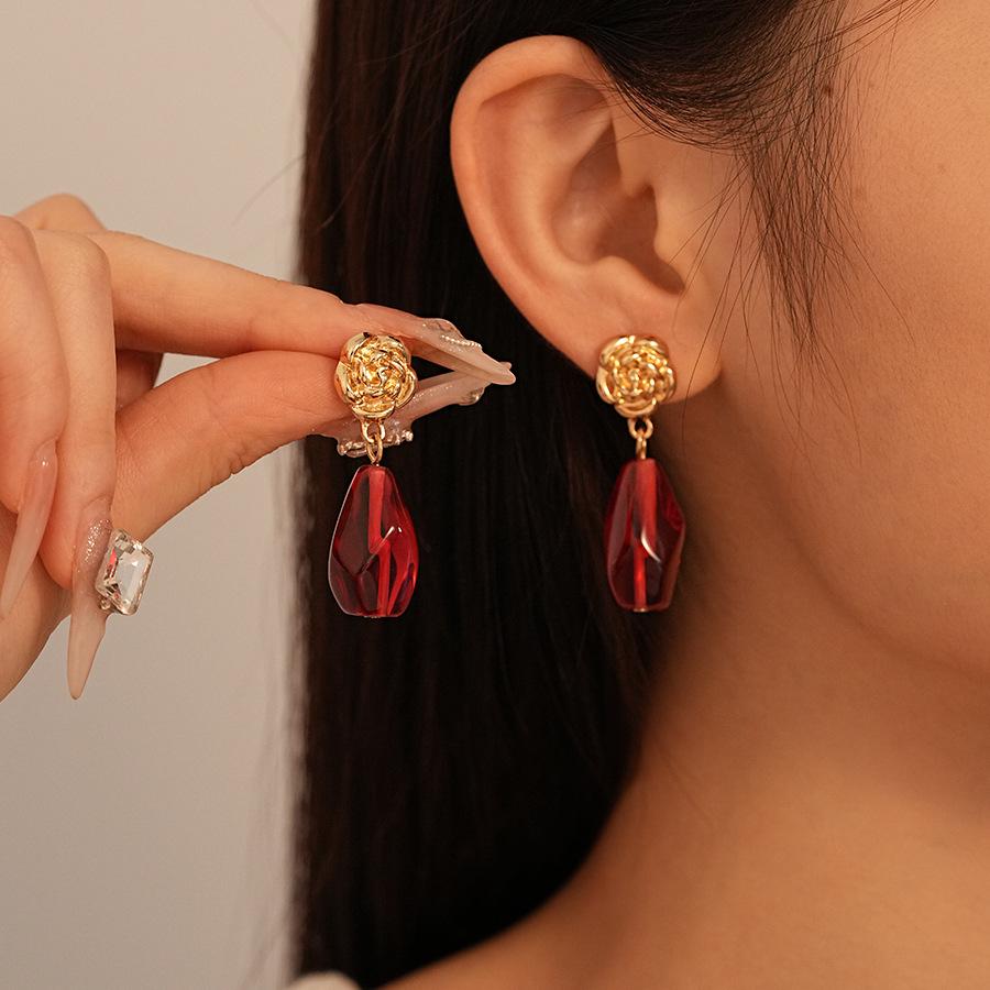 Cercei retro Ankola cu ac din argint, cu model geometric, cu inimă roșie - Accesoriu simplu și de înaltă calitate pentru toamnă/iarnă, pentru femei