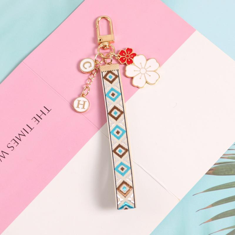 Милый клетчатый узорчатый брелок для ключей с модной буквенной цепочкой — фото 9