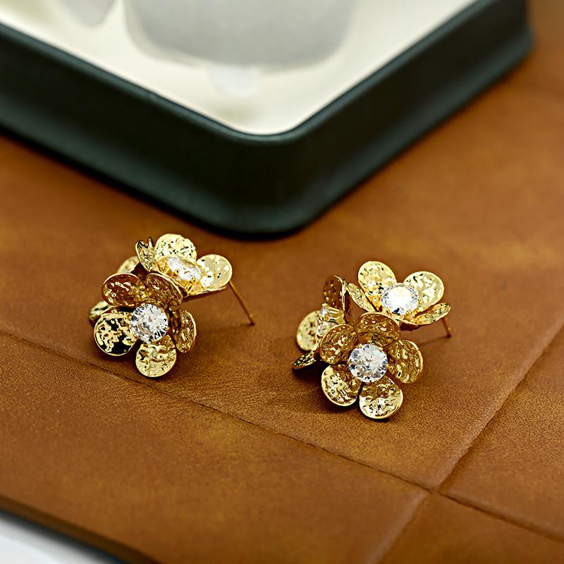 Zirconia Double Flower Stud Earrings: European & American Design, French Light Luxury, Simple & Cool Style.