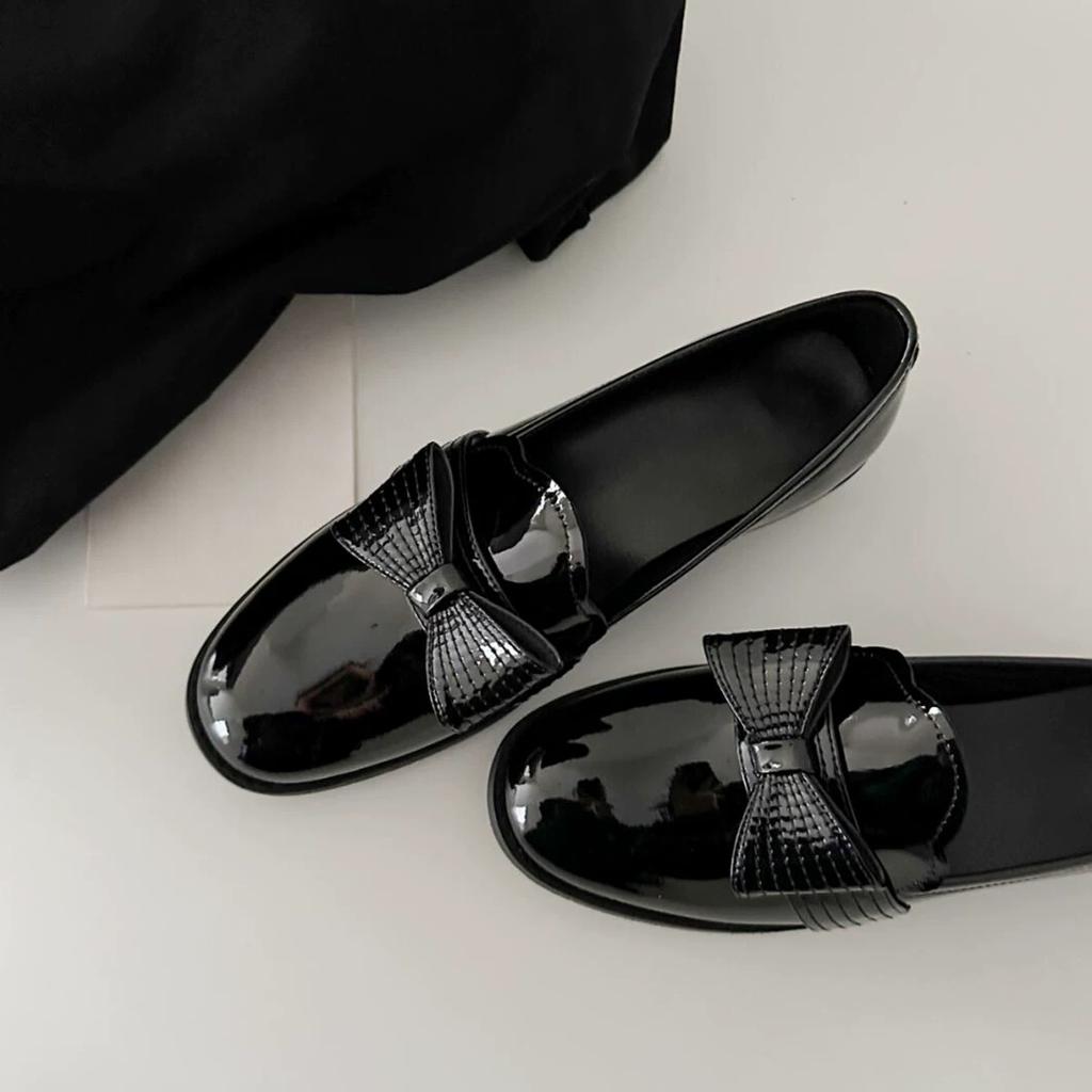 French bow one pedal round head patent leather thick heel loafers women's spring 2025 new small leather shoes single shoes