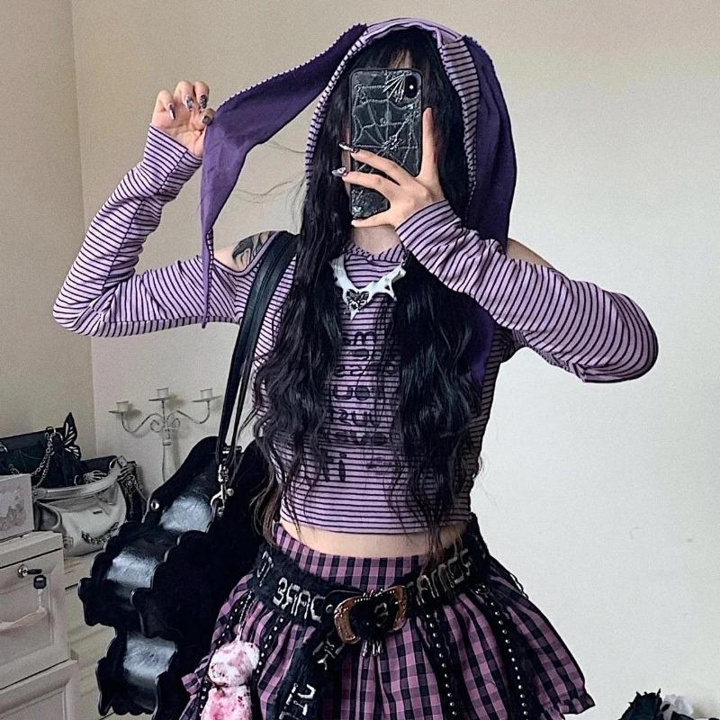 2KWEIRD Y2k Koszulki Crop z Graficznymi Uszami Królika Damskie Harajuku Kawaii Pasiaste Bluzy z Odkrytymi Ramionami Estetyczne Goth Urocze Lolita T-shirty
