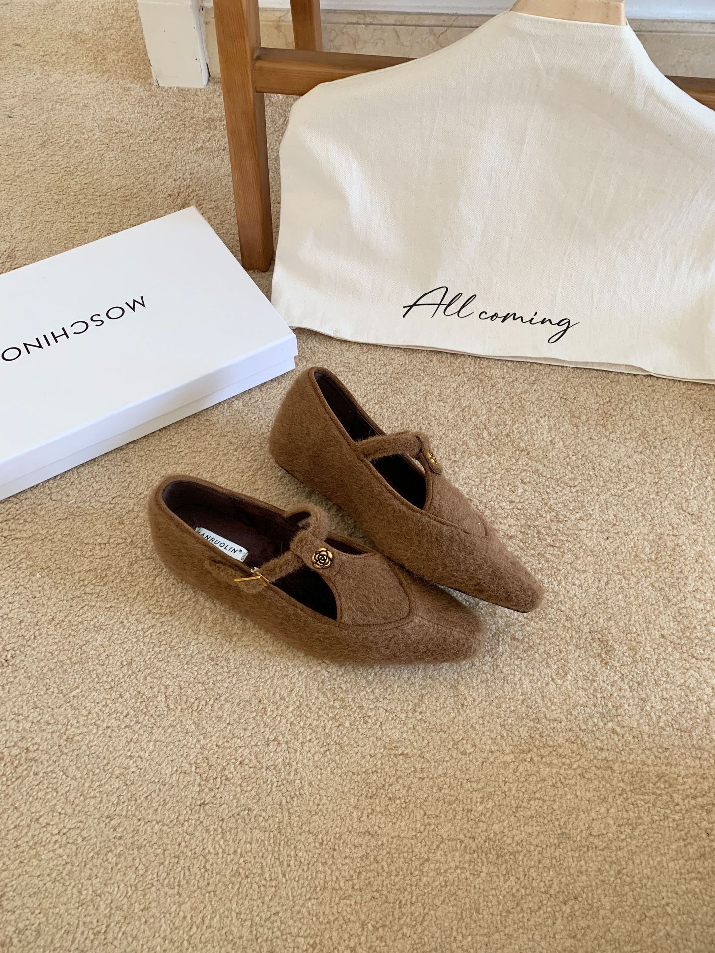 

French one-word buckle with Mary Jane shoes shallow mouth splicing retro camellia commuting height increase single shoes women s commuting style 39 коричневый