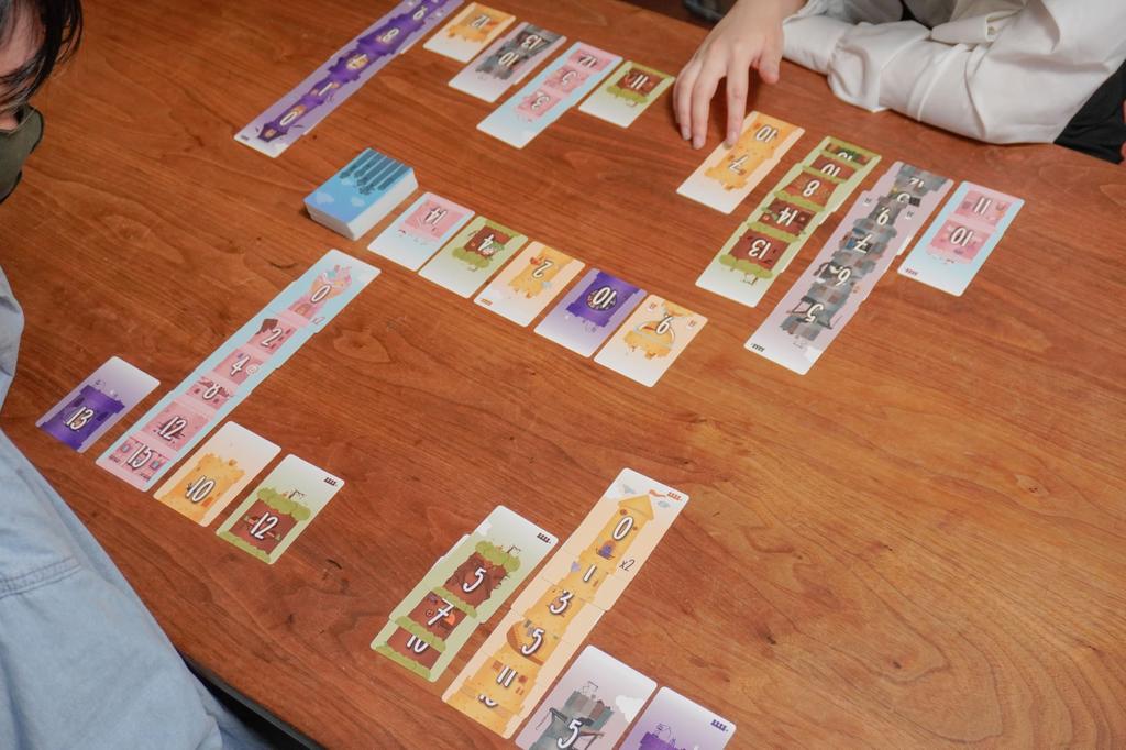 JELLYJELLYGAMES Five Can You Complete the A Heated Building Battle of Bidding and Ages Towers Tower? Guessing. 2-5 Players. Essenspiel. 7+.